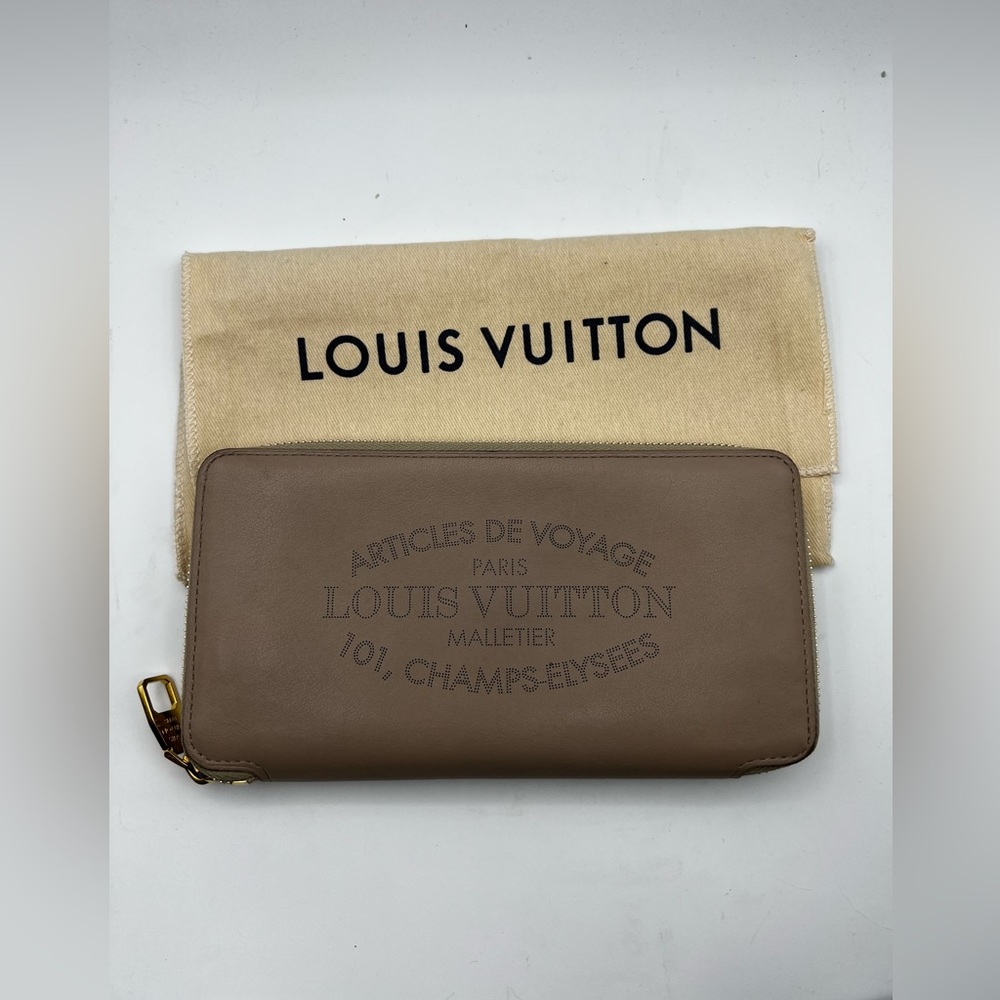 Louis Vuitton zippy wallet